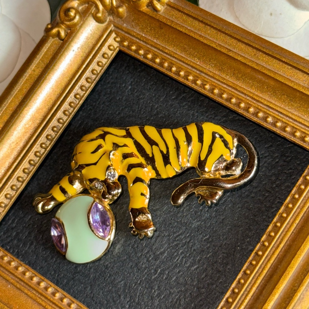 Yellow Enamwl Gold Striped Tiger Brooch with Green Ball VTG - Picture 5 of 15